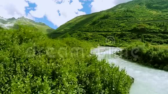 史诗山河景观的鸟瞰宁静的自然背景视频的预览图