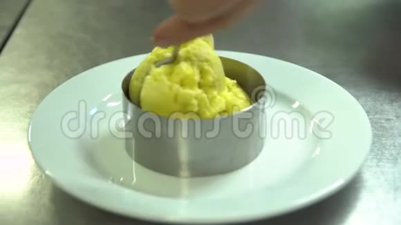 厨房餐厅做饭厨师把玉米粥放在盘子里视频的预览图
