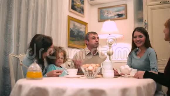 一家人一边喝茶一边聊天视频的预览图