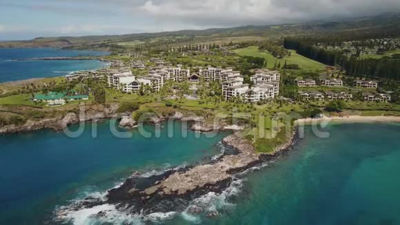 夏威夷毛伊岛海岸5个最昂贵的度假胜地之一的美丽空中镜头视频的预览图