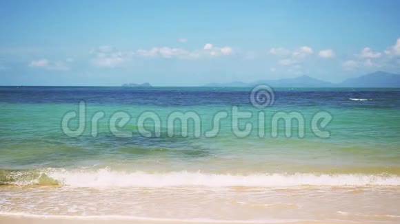 热带海岛度假田园背景阳光明媚的沙滩和蓝色的多云天空慢动作1920x1080视频的预览图