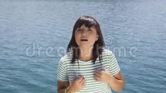 蓝湖背景女歌手视频的预览图