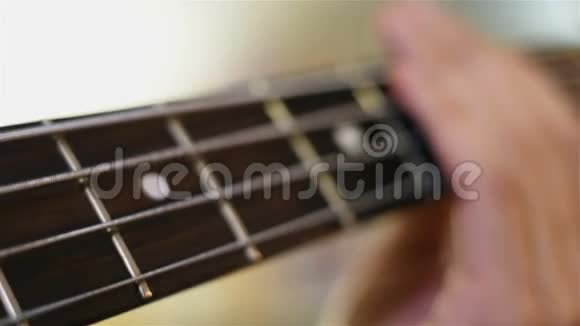 吉他手演奏低音吉他视频的预览图