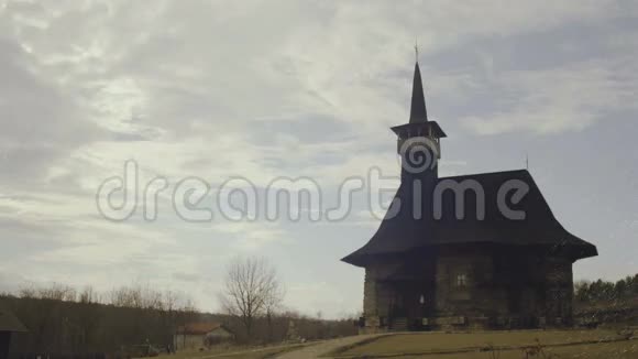 摩尔多瓦基希讷乌雨天森林中的摩尔多瓦农村东正教木制教堂视频的预览图