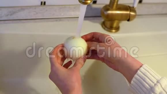 女人洗白洋葱视频的预览图