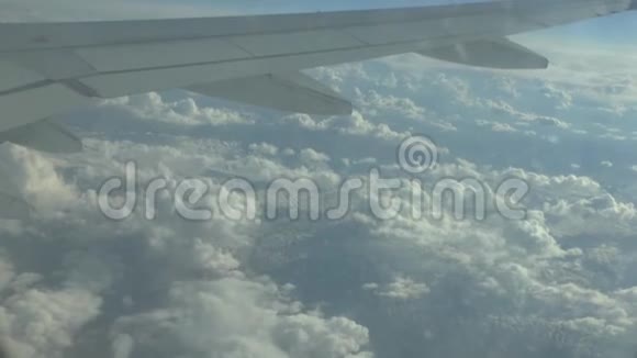 从机翼上的平面窗口和下面的景观上看视频的预览图