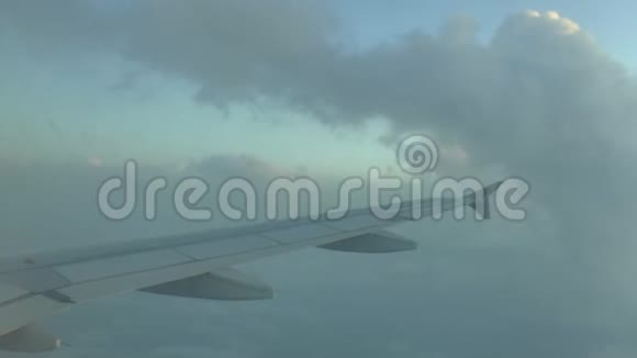从机翼上的平面窗口和下面的景观上看视频的预览图