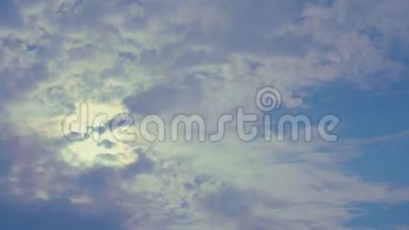 晴天的蓝天中的云时间流逝视频的预览图