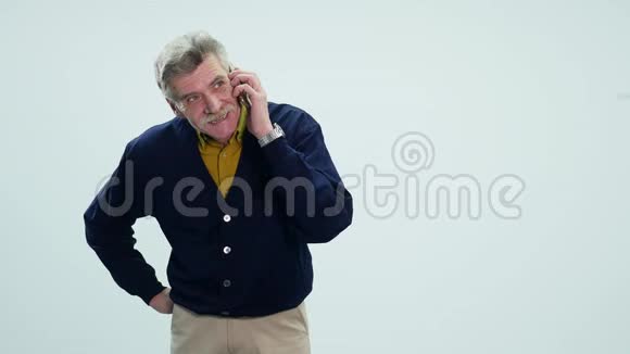 愤怒的老人在用手机说话视频的预览图