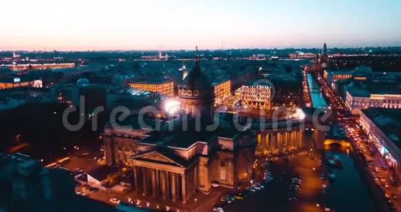 晚上拍摄喀山凯德的空中镜头俄罗斯圣彼得堡城市从上面电影无人机视频历史视频的预览图