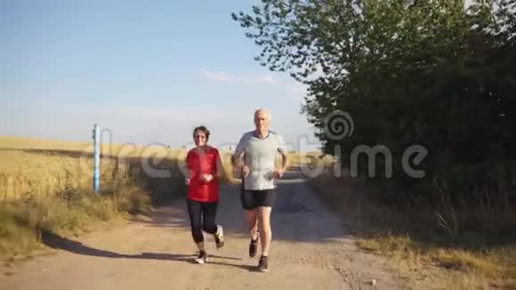 老年男女在田里跑步或慢跑视频的预览图