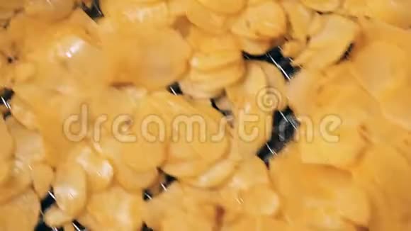 新鲜薯片在食品设施的生产线上视频的预览图