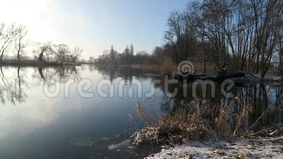 哈维尔河景观勃兰登堡德国冬季与冰雪流动水视频的预览图