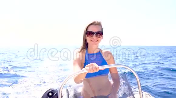 暑假小女孩在海上驾驶摩托艇慢动作视频的预览图