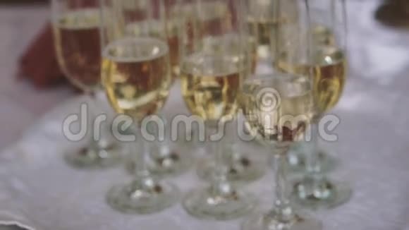 桌上有许多香槟酒杯视频的预览图