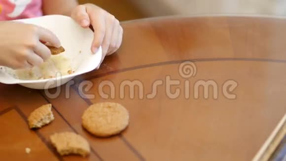 小女孩吃饼干和炼乳视频的预览图
