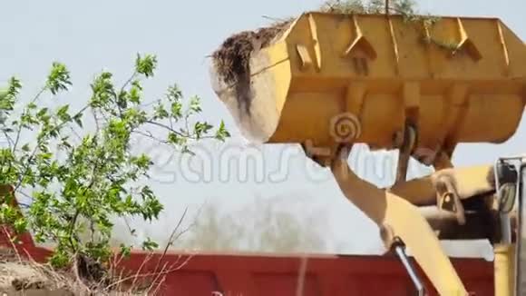 装载机挖掘机在自卸汽车中装载建筑垃圾视频的预览图