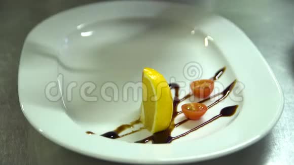 厨房餐厅做饭厨师正在把鱼放在盘子里视频的预览图