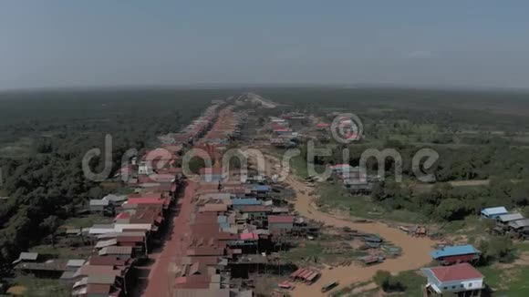 柬埔寨浮村磅石沛邦通勒萨普湖无人机飞行4k视频的预览图