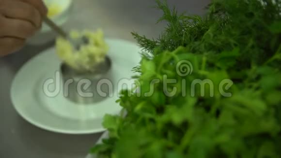 厨房餐厅做饭厨师把土豆泥放在盘子里视频的预览图