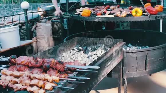 把烤肉串放在附近街头美食快餐街头小吃美味可口视频的预览图