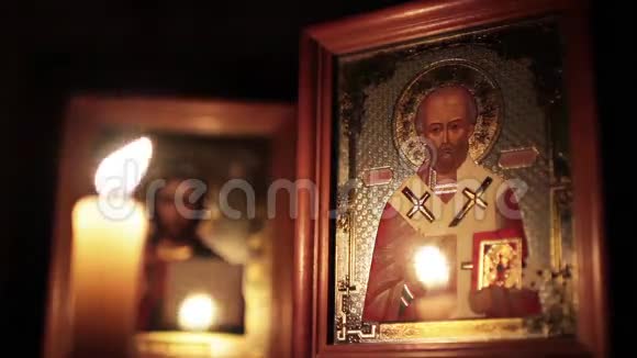 东正教偶像和蜡烛视频的预览图