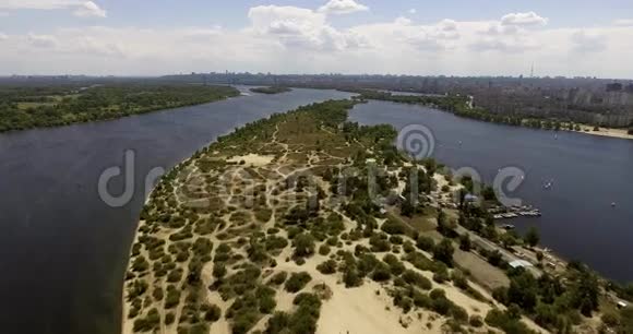 飞越Dnieper河底部城市海滩和帆船俱乐部视频的预览图