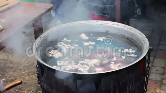 一大碗热汤用刚扔过的食材煮熟街头美食快餐街头小吃视频的预览图