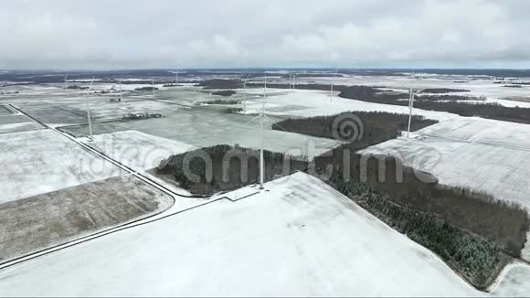 飞过立陶宛的风车冬末季节背景视频的预览图