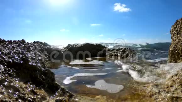 海浪拍打在岩石海滩上视频的预览图