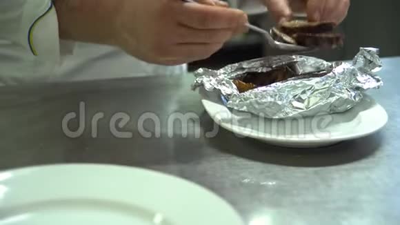 厨房餐厅做饭厨师把烤好的肉放在盘子里视频的预览图