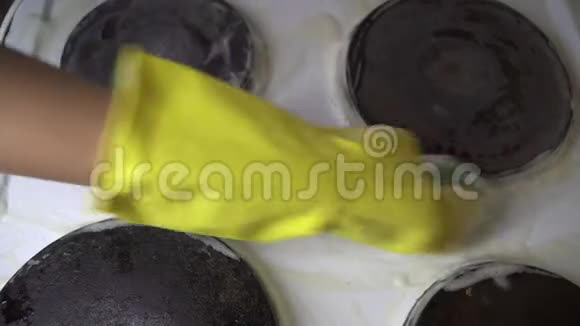 家庭主妇用黄手套清洗电饭锅视频的预览图