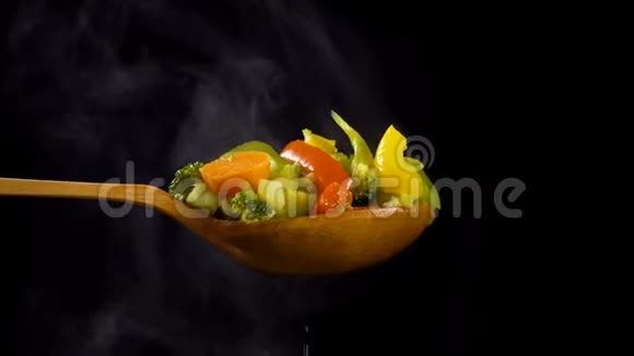 有蔬菜和蒸汽的木制勺子视频的预览图