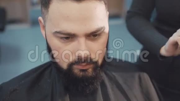理发店4K刮胡子的理发师视频的预览图