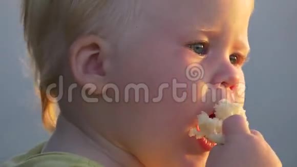 孩子用无齿的嘴吃面包视频的预览图
