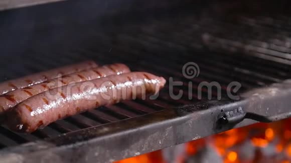 烹饪理念烧烤炉烤烧烤香肠视频的预览图