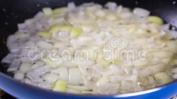 把切好的洋葱烤在热煎锅上视频的预览图