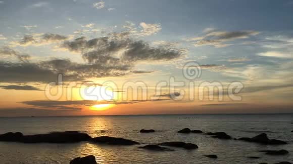 泰国昌布里邦森海滩日落前的海视频的预览图
