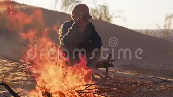 撒哈拉人在火附近视频的预览图