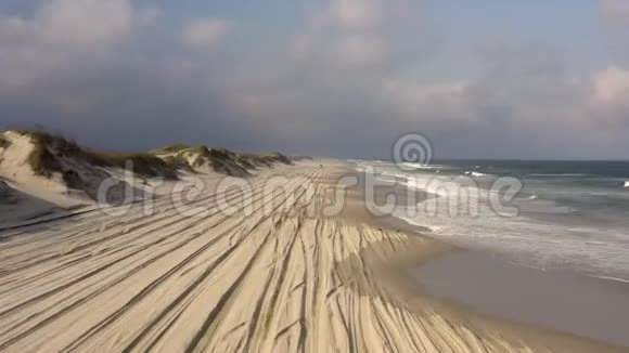 在海滩上的沙滩上鸟瞰沙路4k视频的预览图