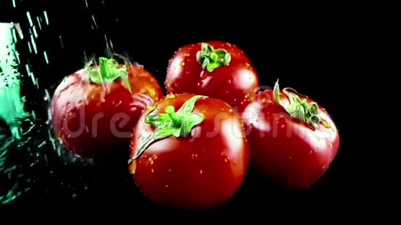黑色背景下红番茄水溅慢动作健康食品概念视频的预览图