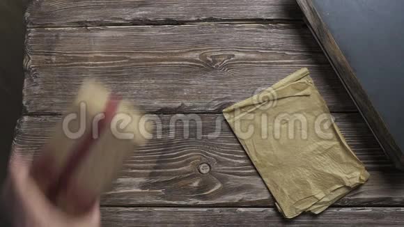 男人把礼品盒一个一个放在木制桌面上视频的预览图
