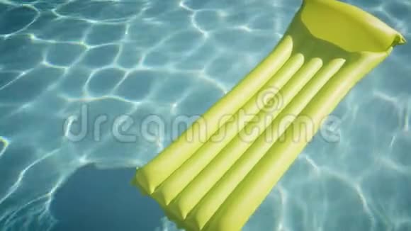 黄色床垫独自在游泳池游泳还活着视频的预览图