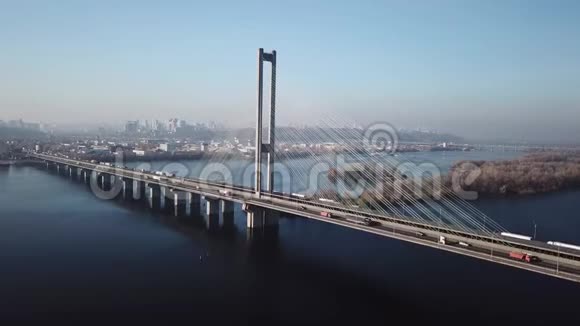 乌克兰基辅南桥市的鸟瞰图视频的预览图