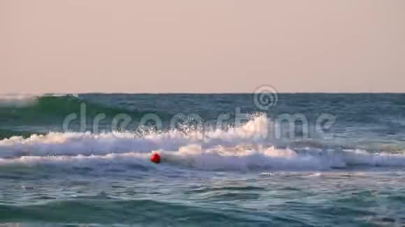 波涛汹涌的海浪滚滚海水视频的预览图