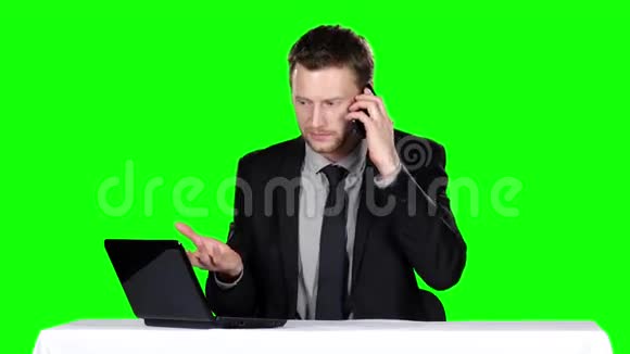 商人坐着打电话绿色屏幕视频的预览图