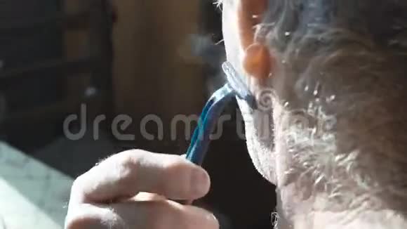 4K村一个人在家刮大胡子视频的预览图