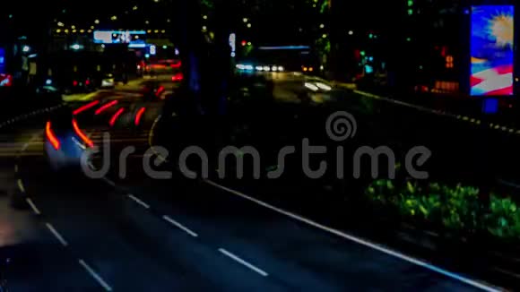 城市的交通大道4K时间流逝夜晚繁忙的交通流动着模糊的运动黄昏视频的预览图