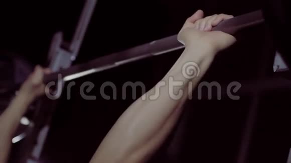 用手握杠铃的强壮男性手臂特写视频的预览图