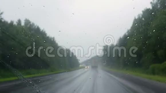 雨天开车上路视频的预览图